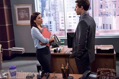 A picture of Eva Longoria with Andy Samberg in an episode of Brooklyn 99.